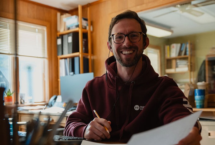 Haselton Lumber team member helping with project planning